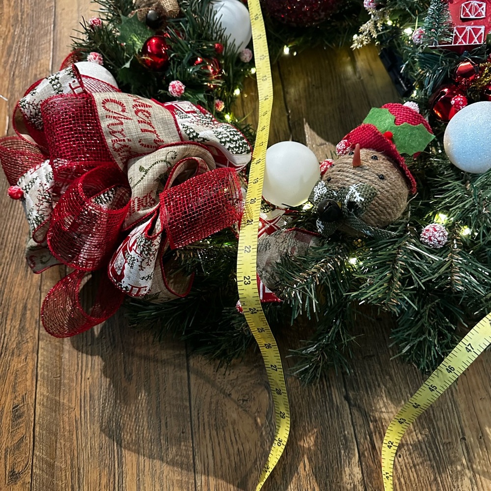 Festive Holiday Wreath with Red and Green Accents - Picture 5 of 6